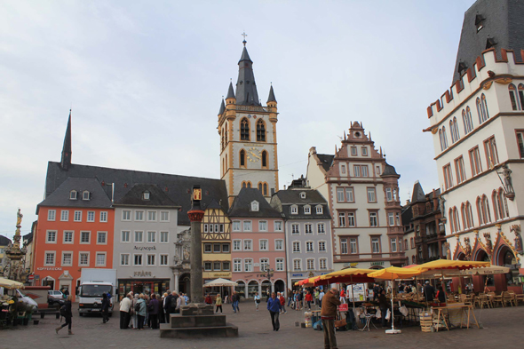 La belle place Hauptmarkt à Trèves