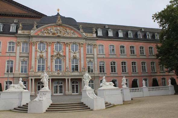 Le beau Château du Prince-électeur à Trêves