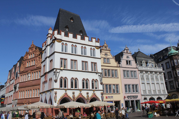 La jolie place Hauptmarkt de Trêves