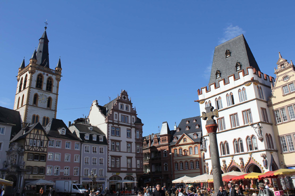 Vue de la place Hauptmarkt à Trêves, Allemagne