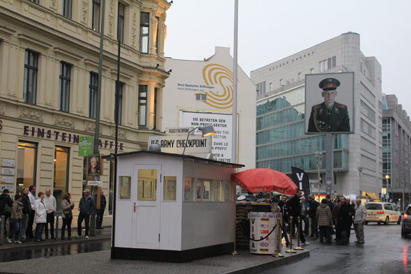 Le célèbre Checkpoint-Charlie à Berlin