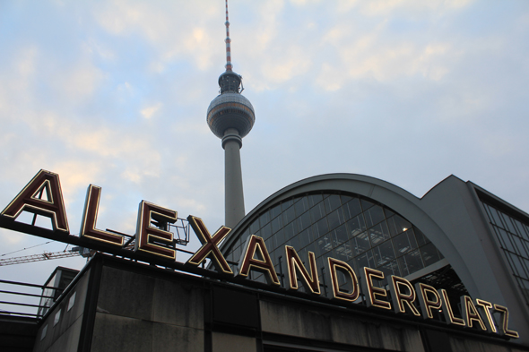 La grande place Alexanderplatz de Berlin