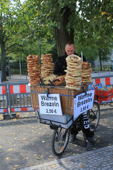 Un vendeur de bretzels à Berlin