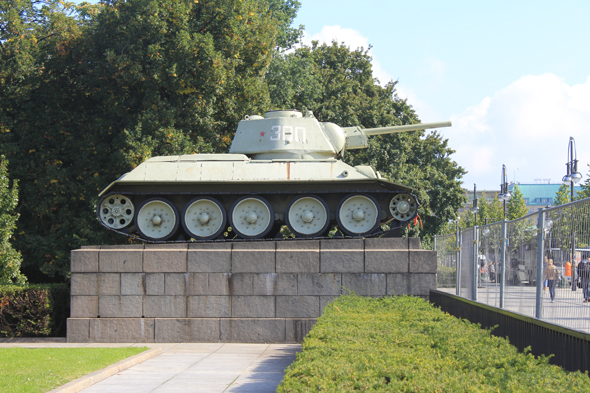Berlin, le mémorial Sowjetisches Ehrenmal avec ses deux tanks