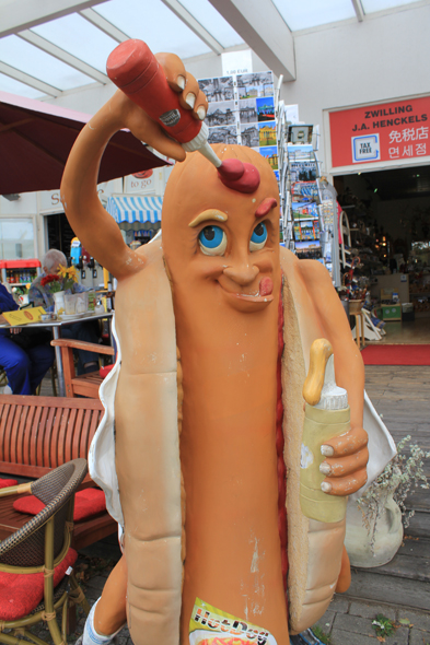 Une saucisse currywurst à Berlin