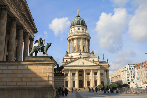 La belle place Gendarmenmarkt de Berlin