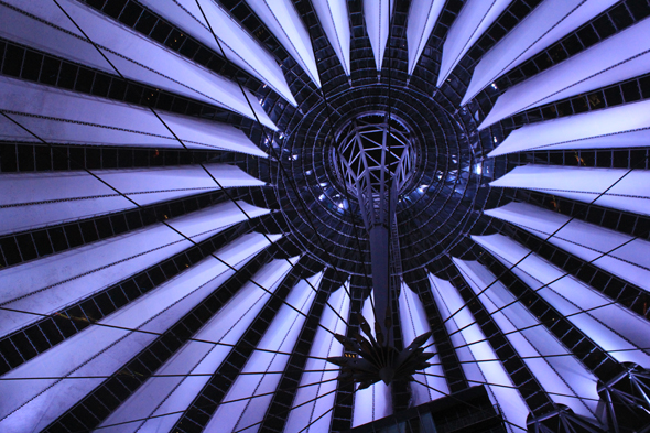 Le Sony Center et sa coupole de verre à Berlin