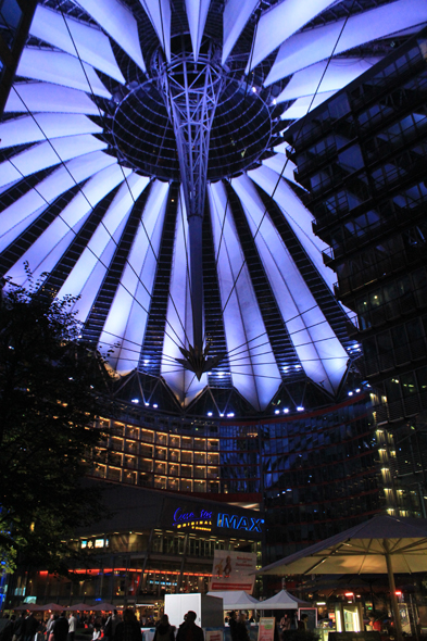 L'éclairage du Sony Center la nuit à Berlin