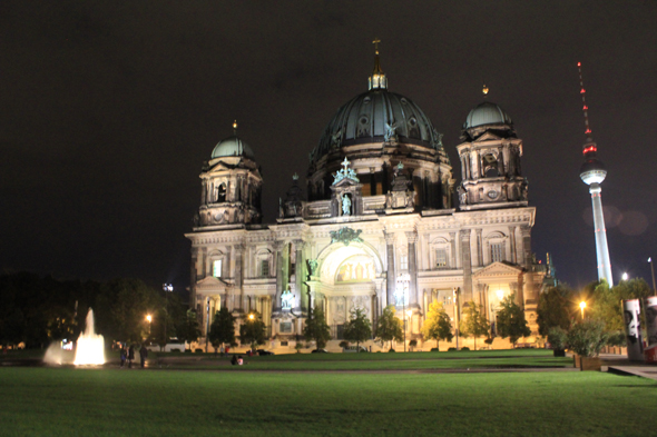La cathédrale Berliner Dom la nuit à Berlin