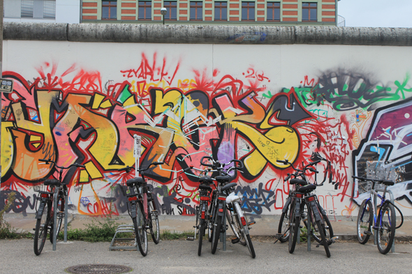 Des vélos le long du Mur de Berlin
