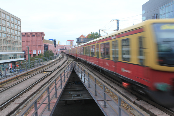 Un train à la station Alexanderplatz de Berlin