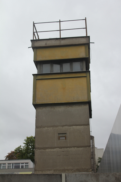 Un mirador le long du mur de Berlin