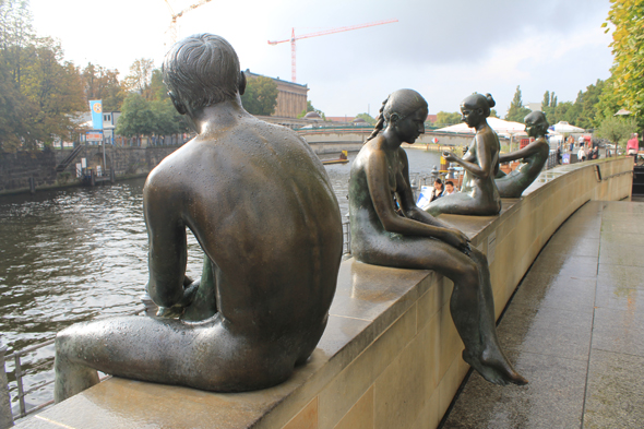 Des sculptures le long de la Spree à Berlin