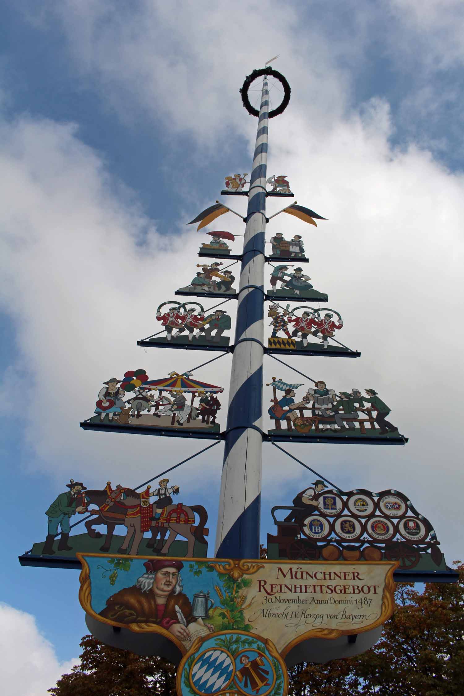 Munich, marché aux victuailles, arbre de mai