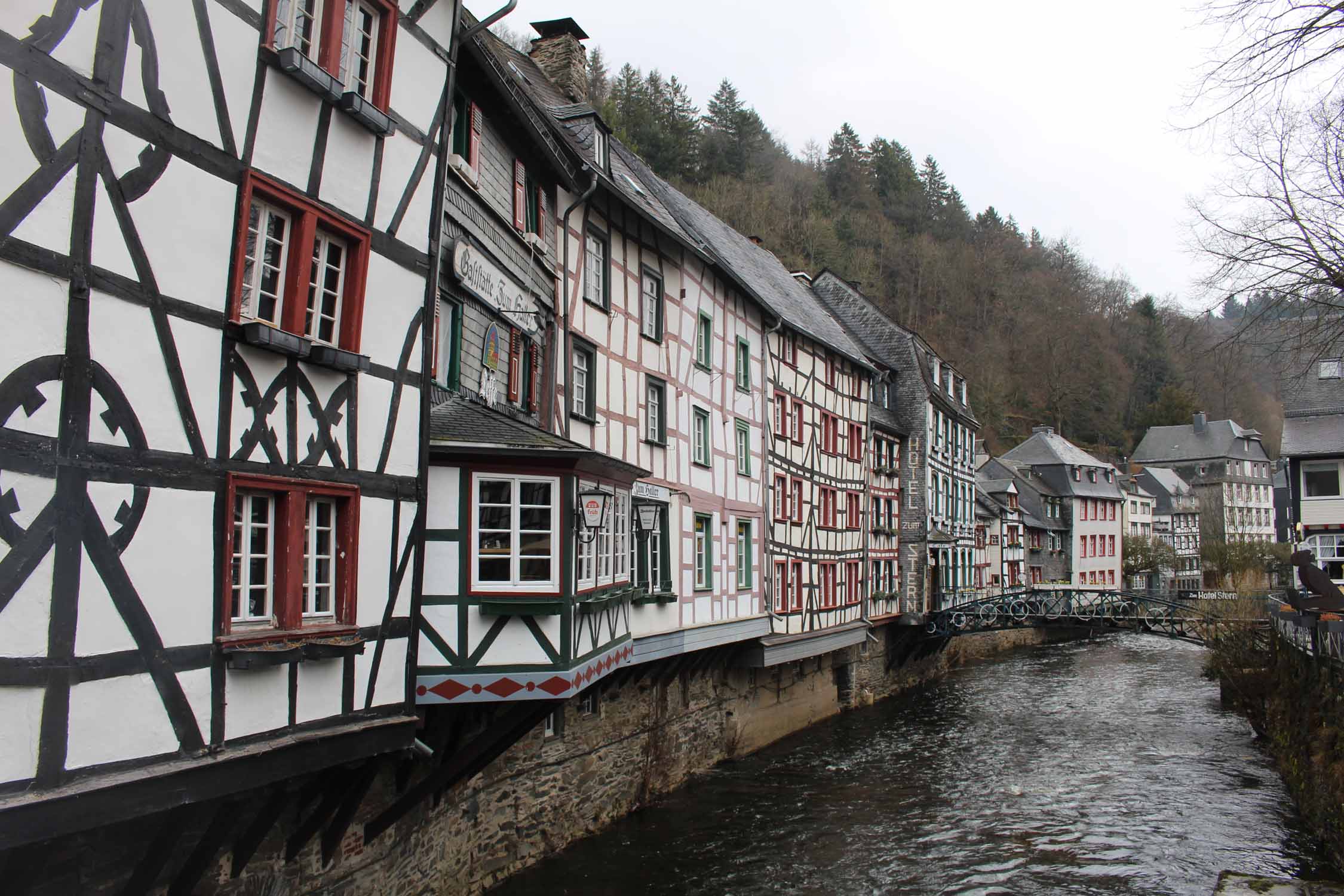 Montjoie, maisons le long de la rivière Roer