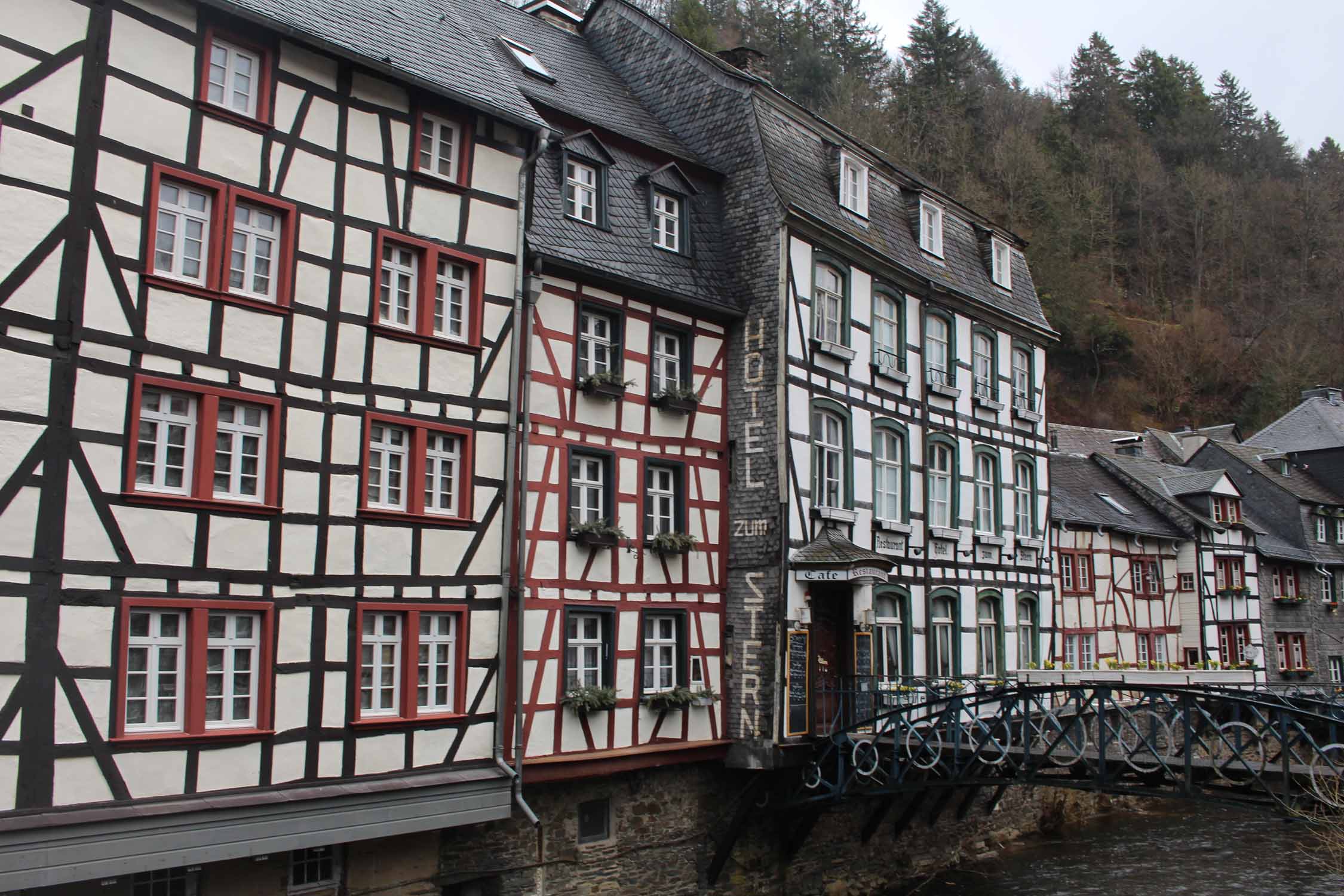 Montjoie, maisons à colombages, pont