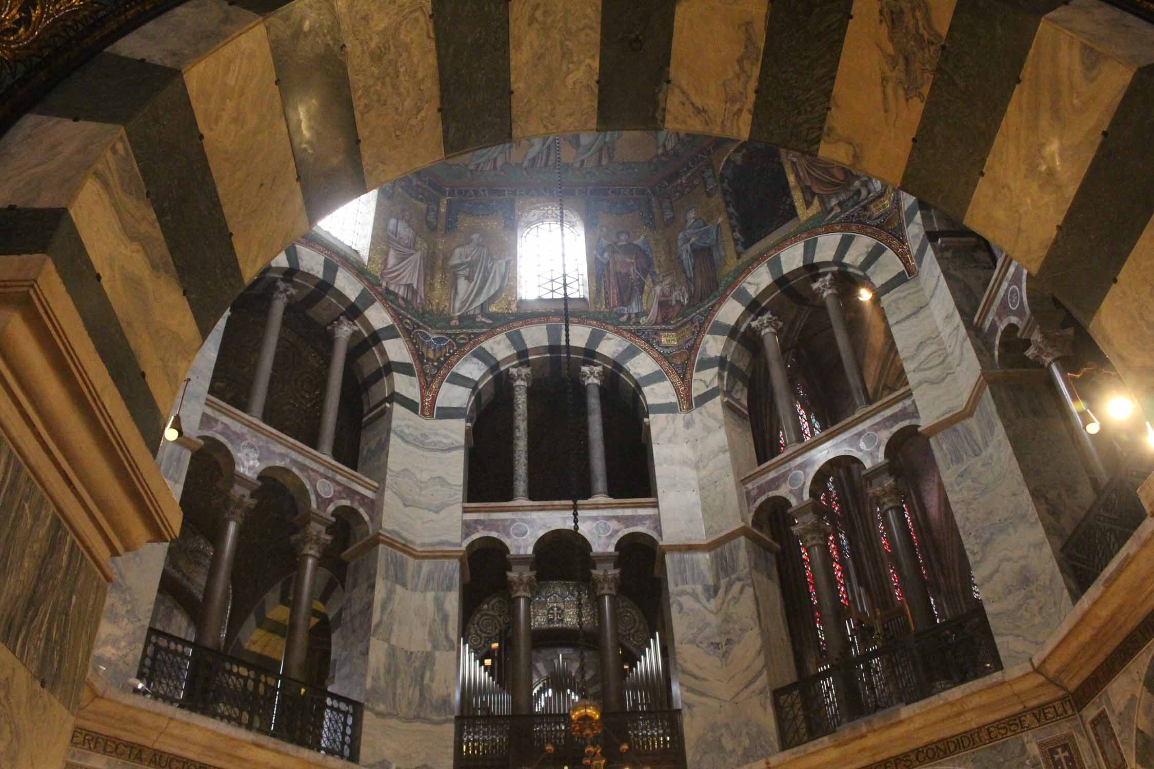Cathedrale d'Aix-la-Chapelle, l'octogone, arche