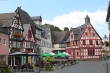 Place du march&eacute; de Rhens