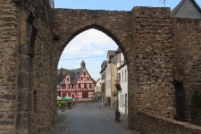 Porte de la ville de Rhens