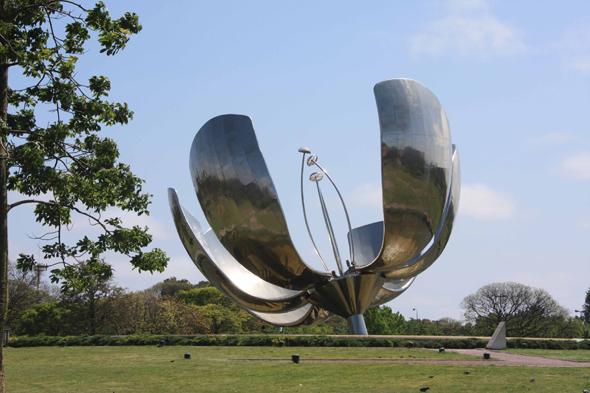 La fleur d'acier Floralis Genérica à Buenos Aires, Argentine