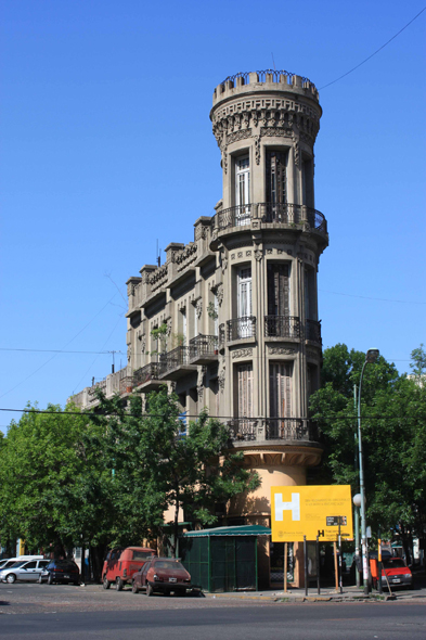 Un bâtiment rue Pérez Galdós à Buenos Aires, Argentine