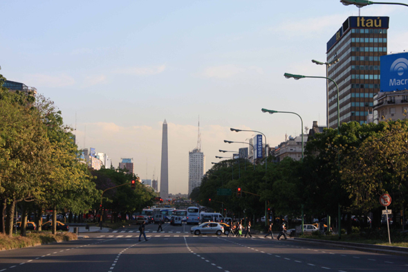 La grande avenue, Av. 9 de Julio, à Buenos Aires, Argentine