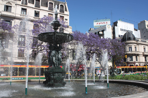 La longue avenue 9 de Julio de Buenos Aires