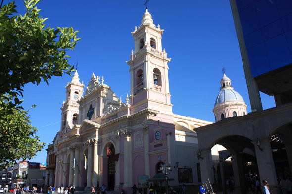 La jolie cathédrale de Salta en Argentine
