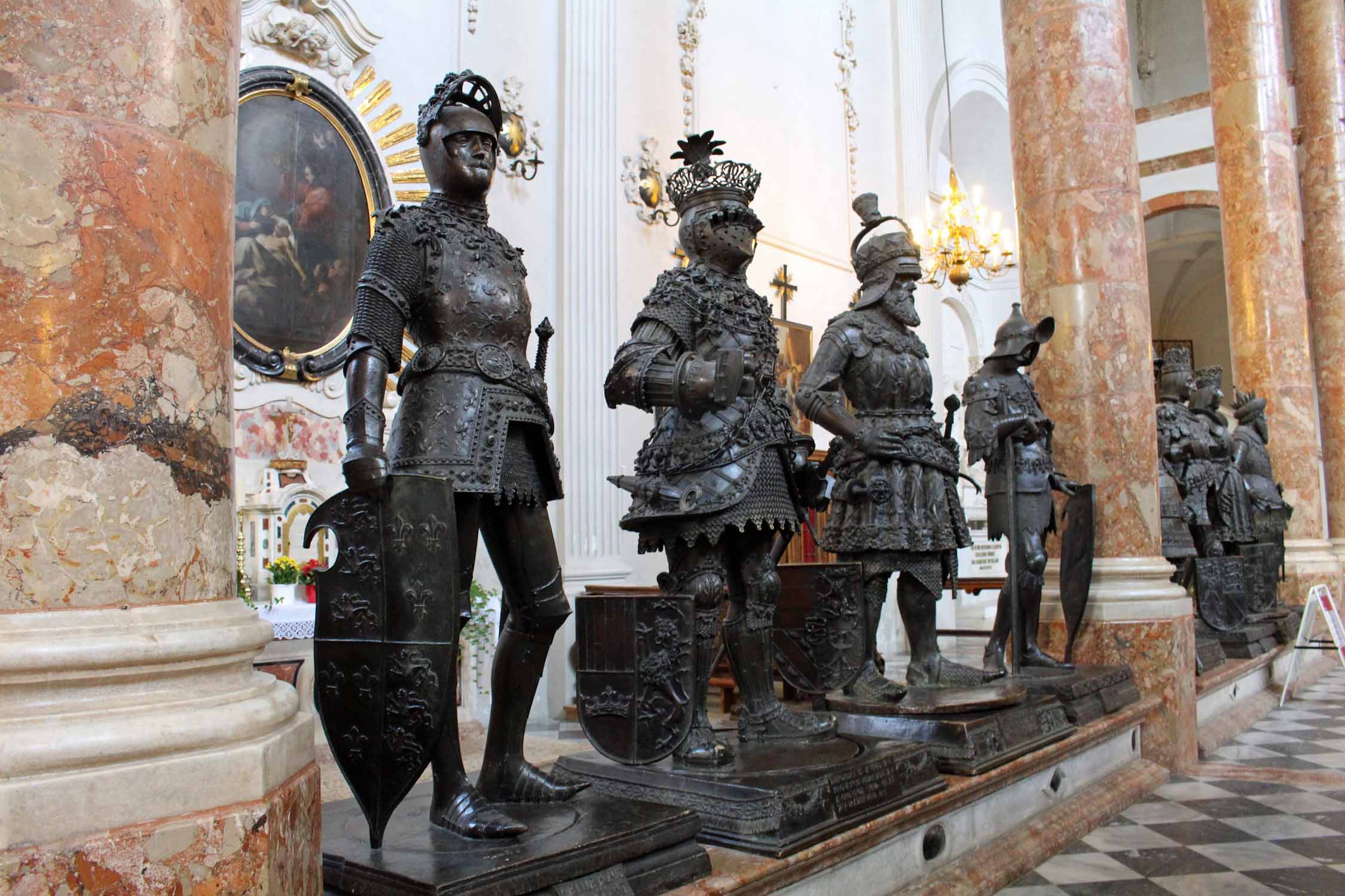 Les statues de l'église Hofkirche à Innsbruck