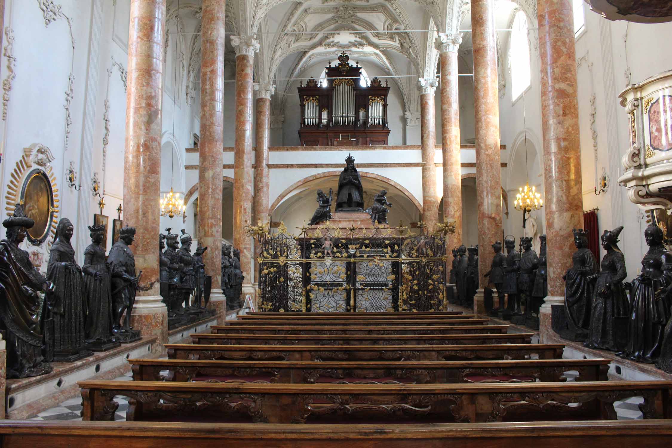 La nef de l'église Hofkirche à Innsbruck