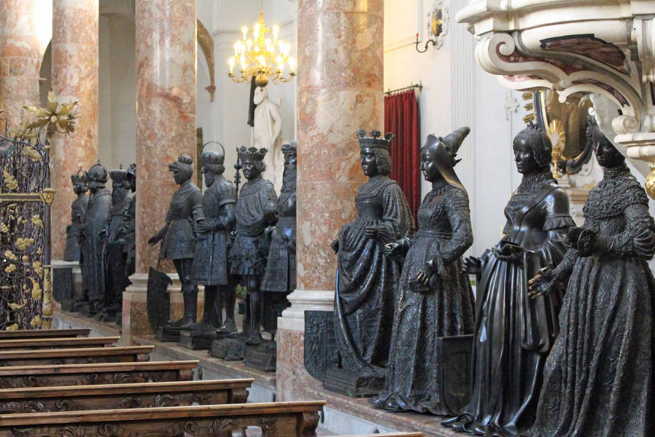 La rangée de statues dans l'église Hofkirche à Innsbruck