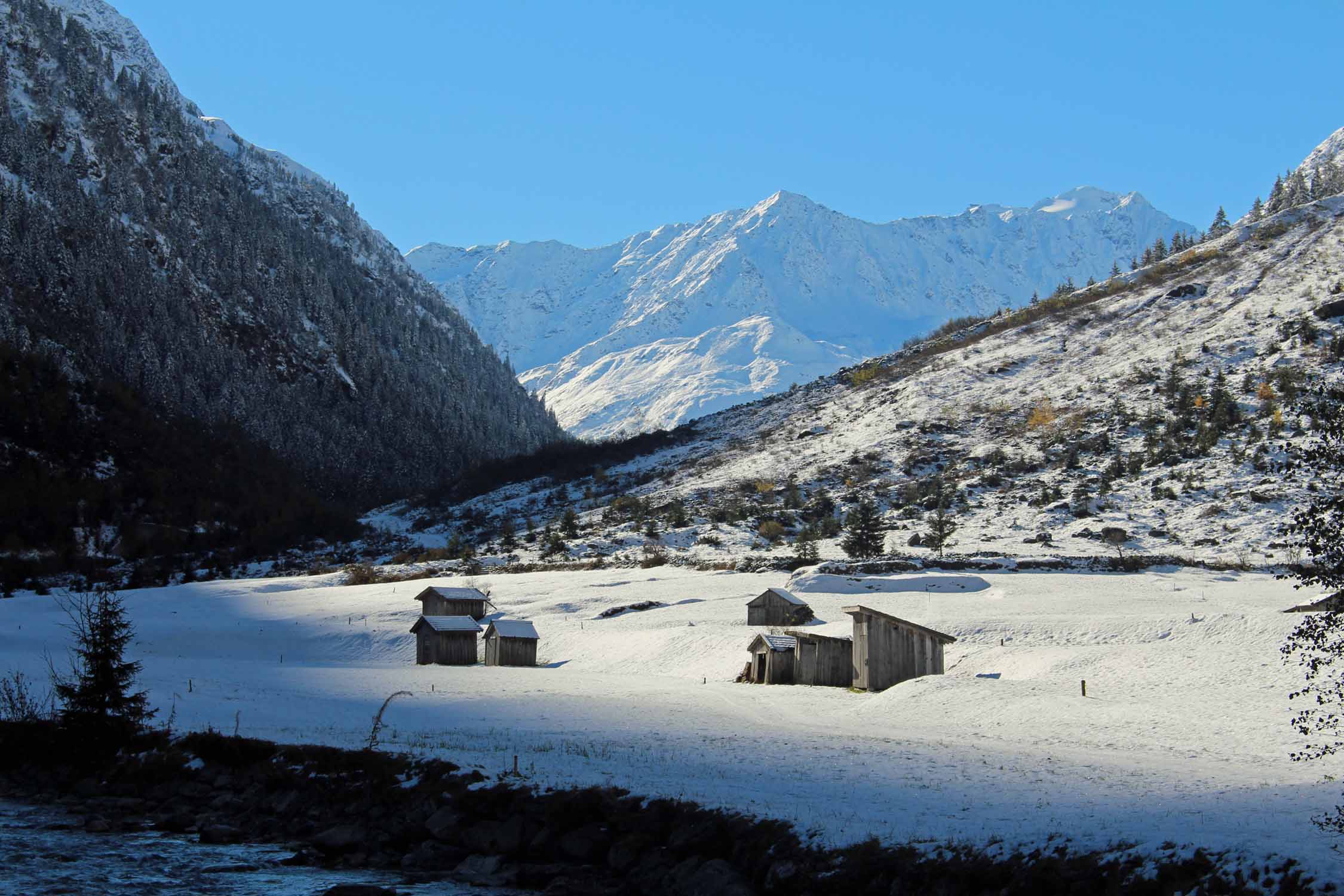 La vallée de Pitztal sous la neige et cabanes