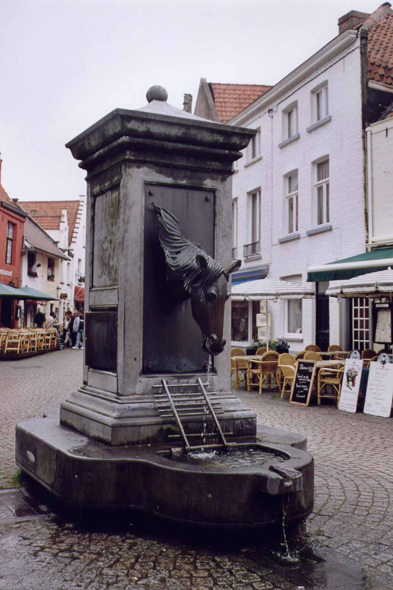 Une fontaine dans les rues de Bruges