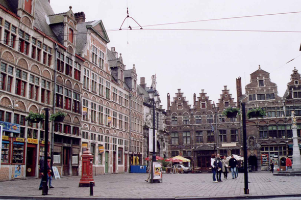 Gand, le vaste marché de Veerleplein
