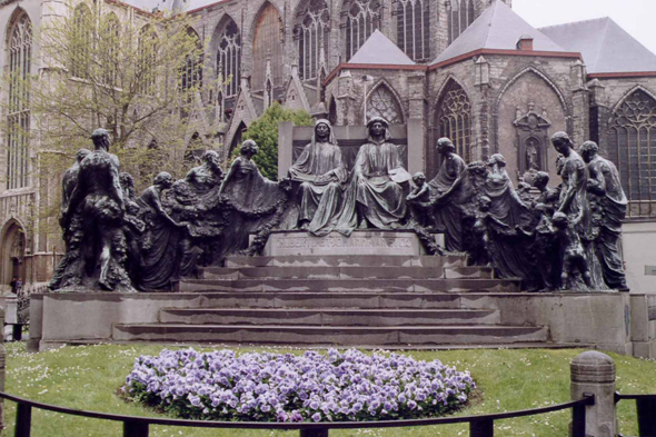 Gand,  sculptures dans la rue Vlaanderen