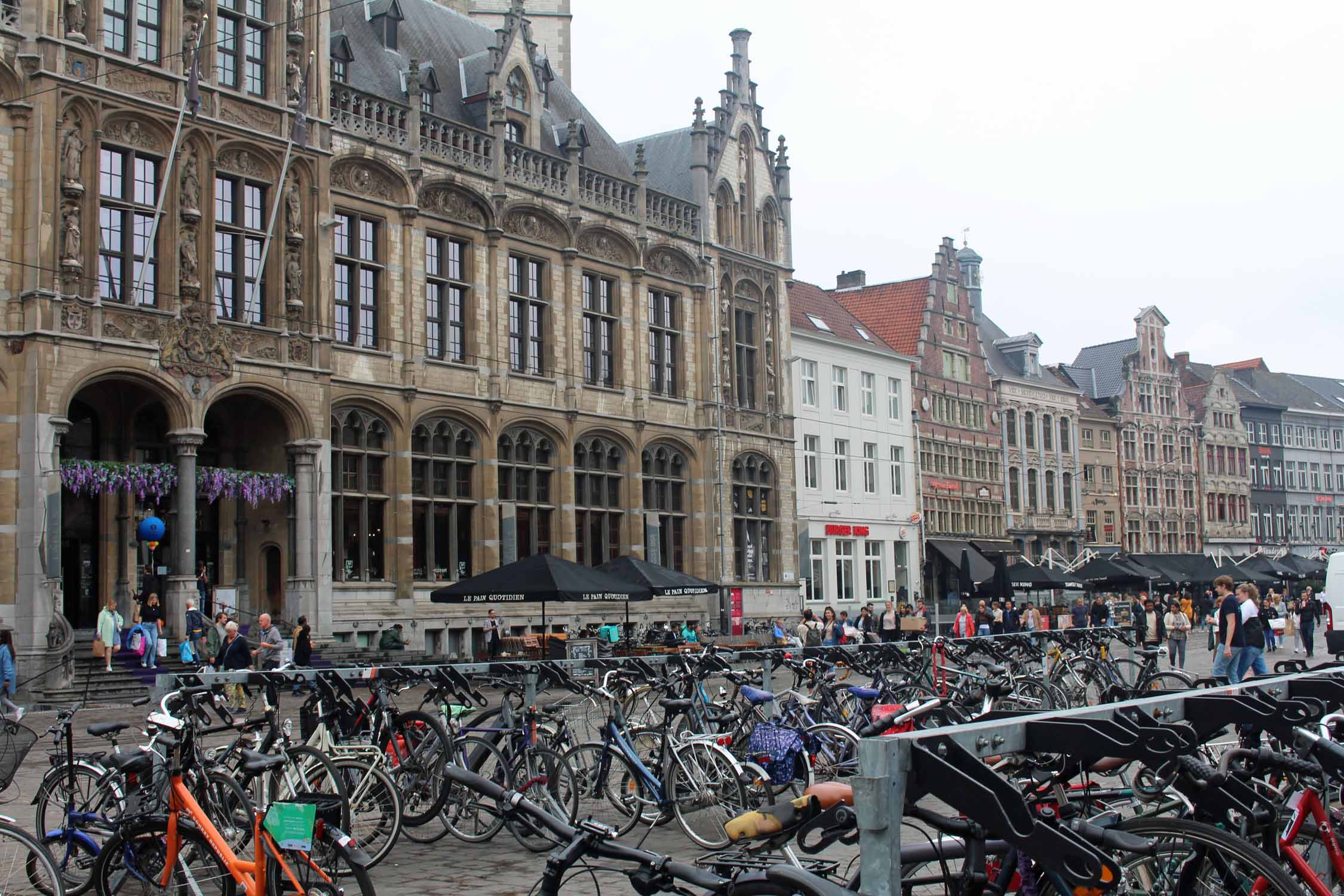 Gand, bâtiment marché aux grains, vélos