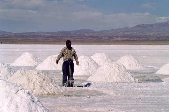 Salar de Uyuni, récolte de sel, Boliviens