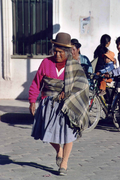 Une indienne dans la ville d'Uyuni
