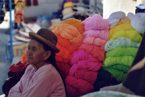 Une vendeuse de laine dans la ville d'Uyuni