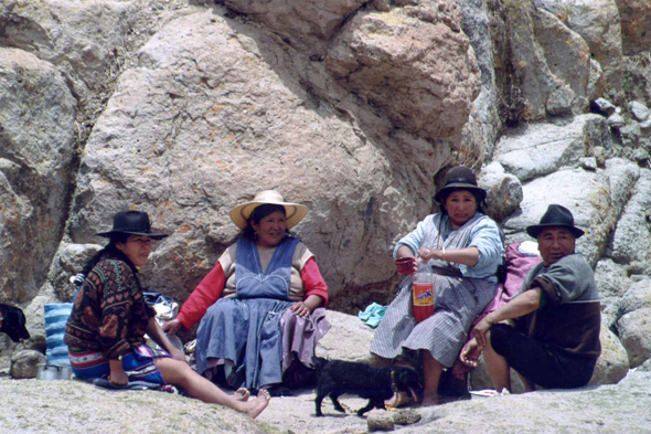 Des boliviens près du Rio Yura