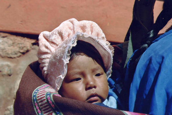 Potosi, un bébé dans le dos de sa mère