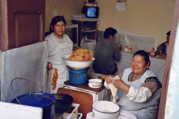Préparation de beignets à La Paz