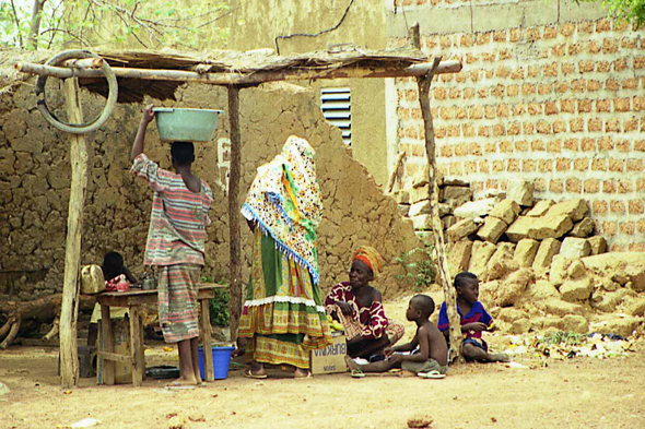 Ouagadougou, repas dans une rue