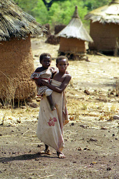 Filles Gans dans le village d'Obiré