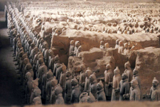 Guerriers et chars de terre cuite