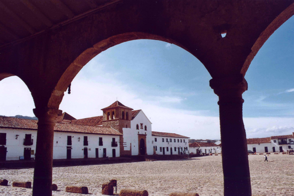 Colombie, Villa de Leyva, Plaza Major, arcade