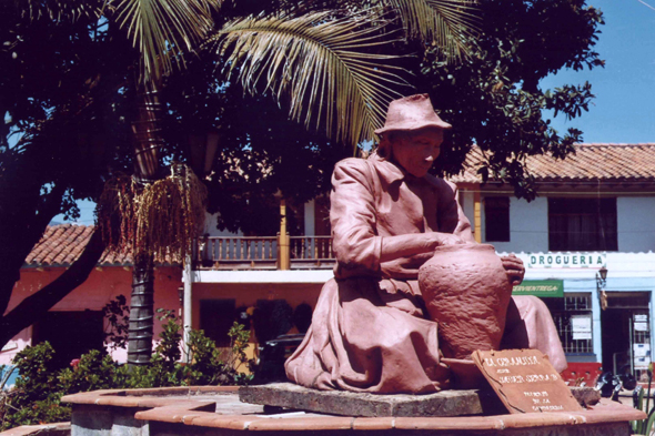 Raquira, statue