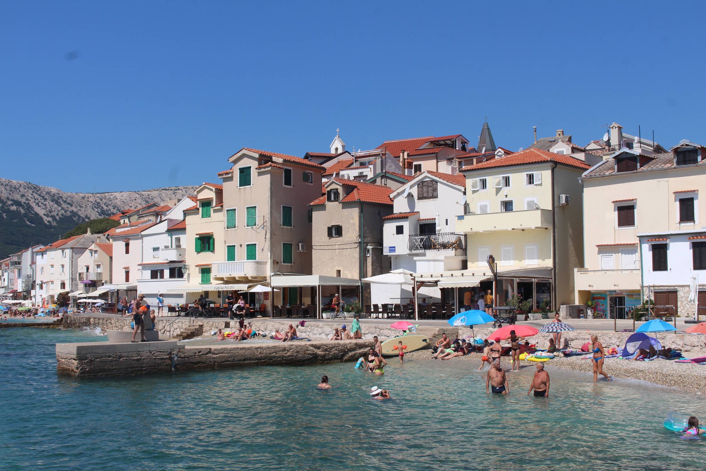 Ile de Krk, Baška, plage, façades