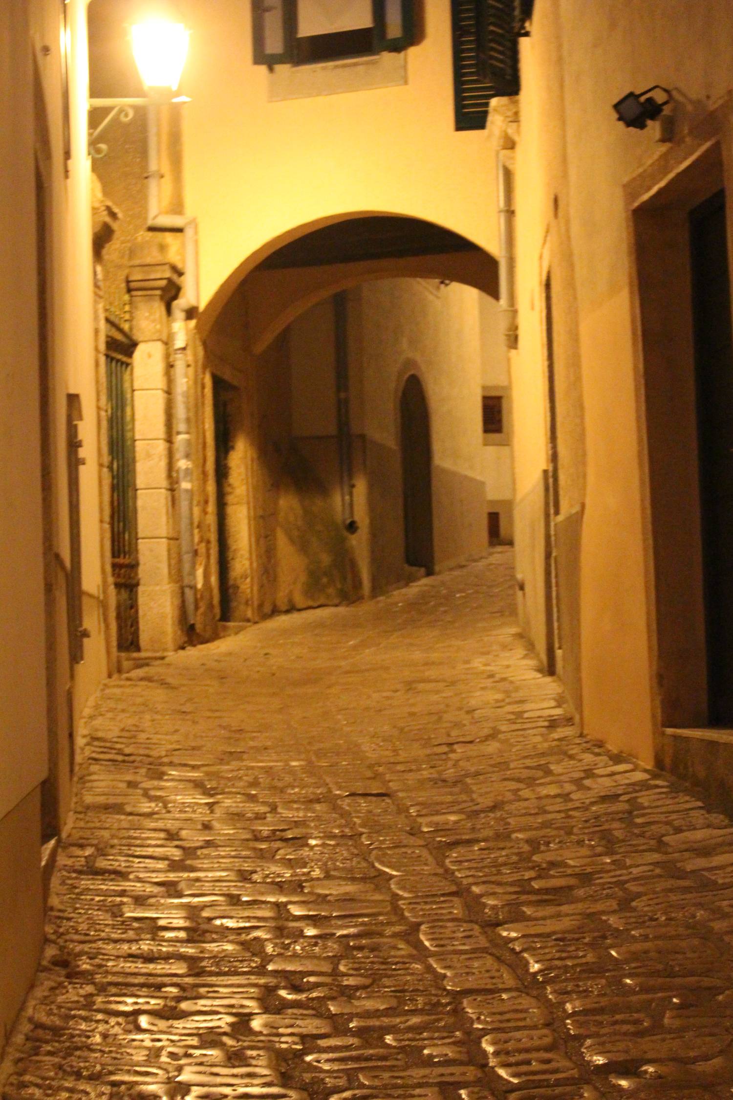 Ile de Krk, ville de Krk, porche, nuit