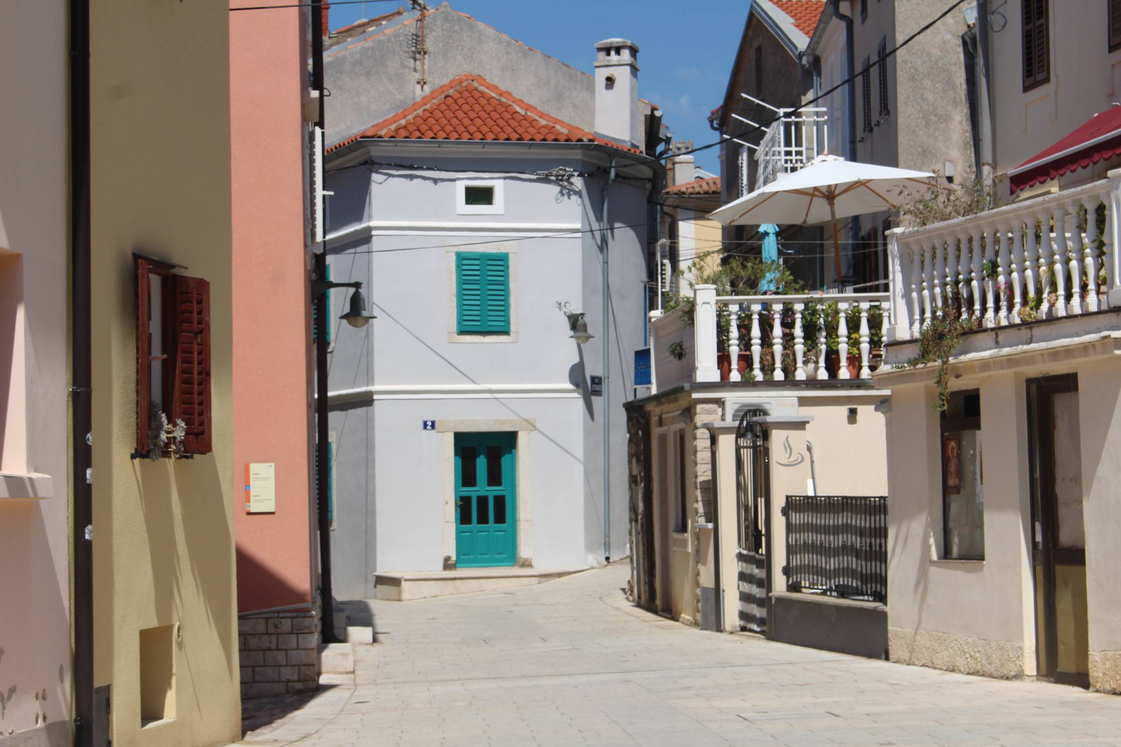 Ile de Krk, Omišalj, rue colorée